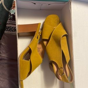 Maurices Yellow Sandles